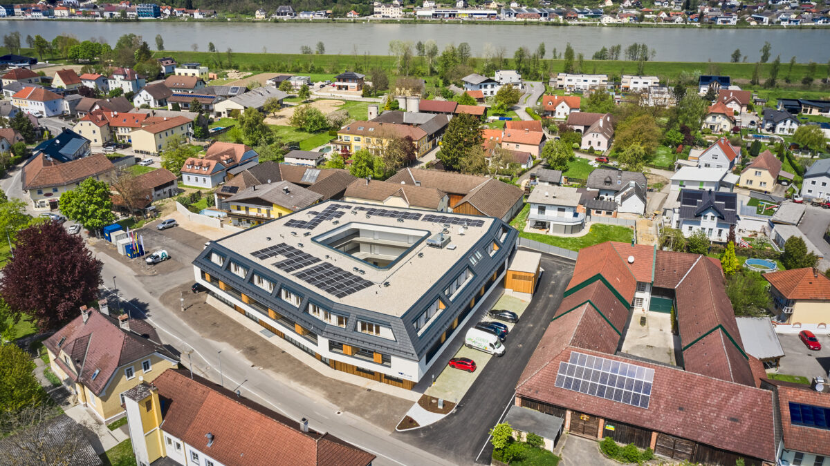 Ortszentrum von Krummnussbaum mit neuem Gemeindeamt im Zentrum von Oben