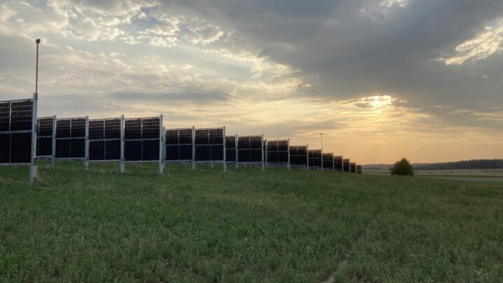 Senkrecht stehende PV-Module bei Sonnenuntergang