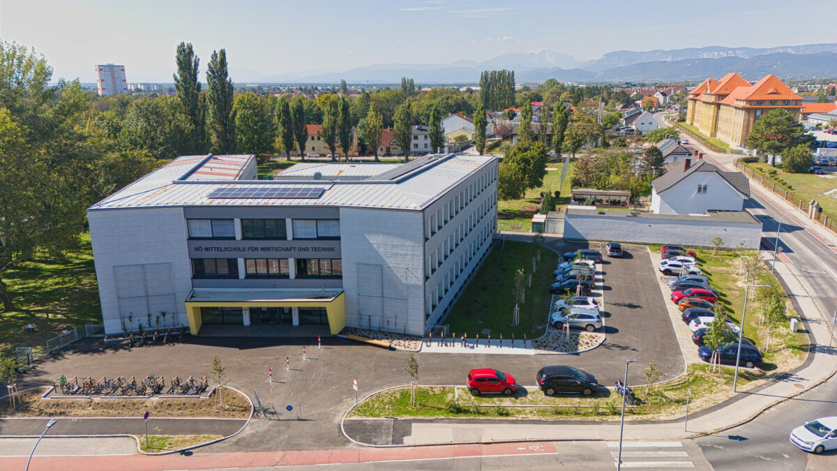 Blick von oben: neuer Parkplatz mit verschiedenen Stellflächenvariationen - Schotterrasen, Rasengitter, etc.